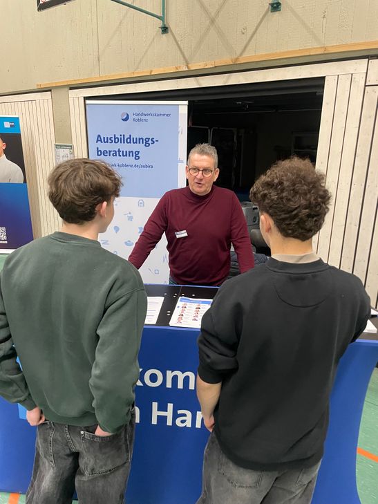 Das Motto „Berufsorientierung zum Anfassen“ war Programm beim Berufe-Festival in Treis-Karden. Die 400 jungen Gäste probierten viele Handwerksberufe ganz praktisch aus oder informierten sich am Stand der HwK Koblenz über ihre berufliche Zukunft.