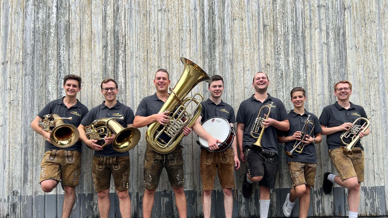 Sonntags unterhält »Blechformat« nach dem Hahneköppen.