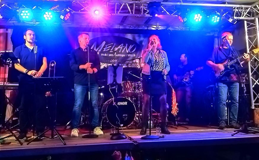 Zum Kirmesball in der Eicherscheider Tenne spielt die Partyband »Melano« auf. Sonntags unterhält »Blechformat« nach dem Hahneköppen.