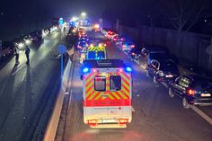 Der 23-jährige Unfallverursacher, der mutmaßlich unter Drogeneinfluss stand, beschädigte den Fahrbahnteiler so stark, dass die B41 in beide Fahrtrichtungen mehrere Stunden lang voll gesperrt werden musste.