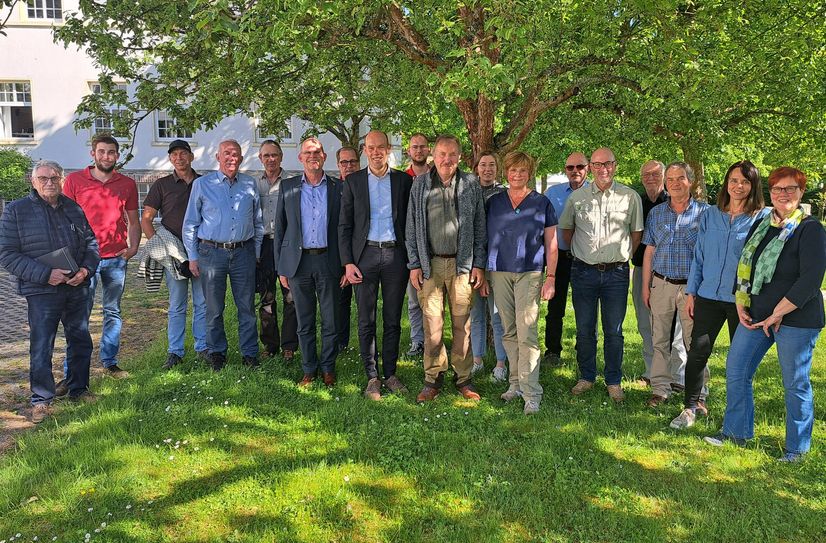 Von links: Albert Horz, Moritz Mühleis, Olaf Bahners, Claus Tillmann, Jürgen Goedert, Christian Keimer, Michael Külzer (Untere Naturschutzbehörde), Landrat Volker Boch, Florian Rech (Untere Naturschutzbehörde), Werner Barth (stellv. Vorsitzender), Michaela Endres (Untere Naturschutzbehörde), Cornelia Berger (Vorsitzende), Gerd Menz, Hartmut Frohnweiler, Peter Breuer, Martin Unfricht (beide Biotopbetreuer), Annette Bersch und Ilka Hündorf.