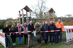 Verwaltung und Politik haben das neue Multifunktionsgerät auf dem Spielplatz an der alten Schule schon einmal getestet. Wann die Kinder dorthin ausschwärmen ist nur eine Frage der Zeit - und des Wetters.