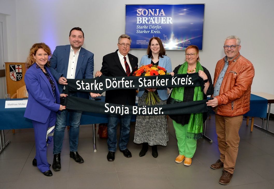 Sonja Bräuer (3. v. l.) ist zur Landratskandidatin von SPD, Grünen und Freien Wählern gewählt worden (von links): Heike Raab (SPD), Benedikt Oster (SPD), Matthias Müller (FWG), Ingrid Bäumler (B90/Grüne) und Albert Jung (FWG).