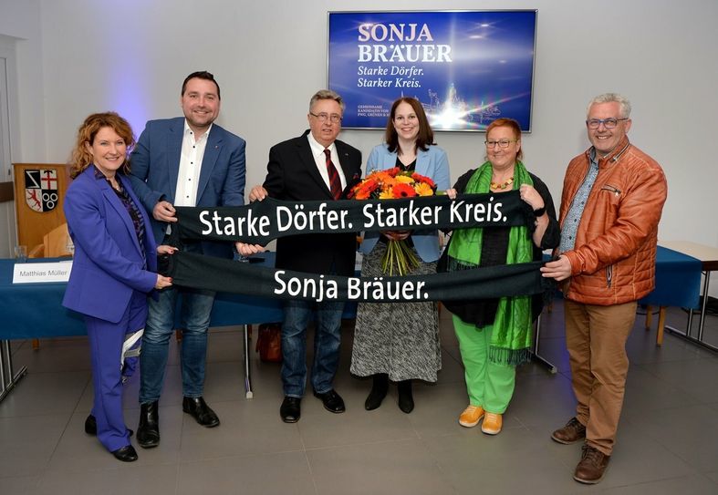 Sonja Bräuer (3. v. l.) ist zur Landratskandidatin von SPD, Grünen und Freien Wählern gewählt worden (von links): Heike Raab (SPD), Benedikt Oster (SPD), Matthias Müller (FWG), Ingrid Bäumler (B90/Grüne) und Albert Jung (FWG).
