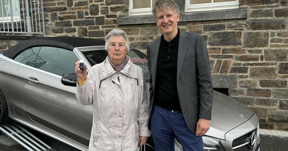 Die glückliche Gewinnerin mit Thomas Salinger, Spieltechnicher Direktor der Spielbank Bad Neuenahr.