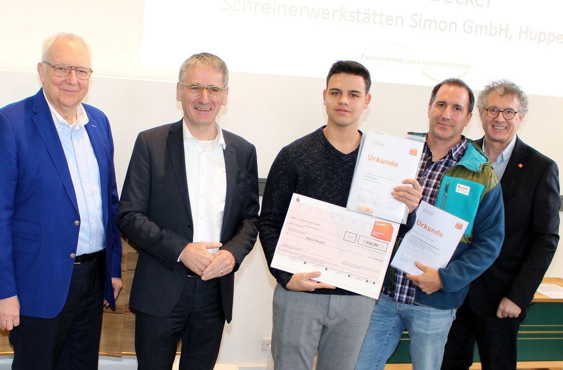 Marcel Becker von den Schreinerwerkstätten Simon in Hupperath belegt mit seinem "Hängeschrank Sideboard" den zweiten Platz.
