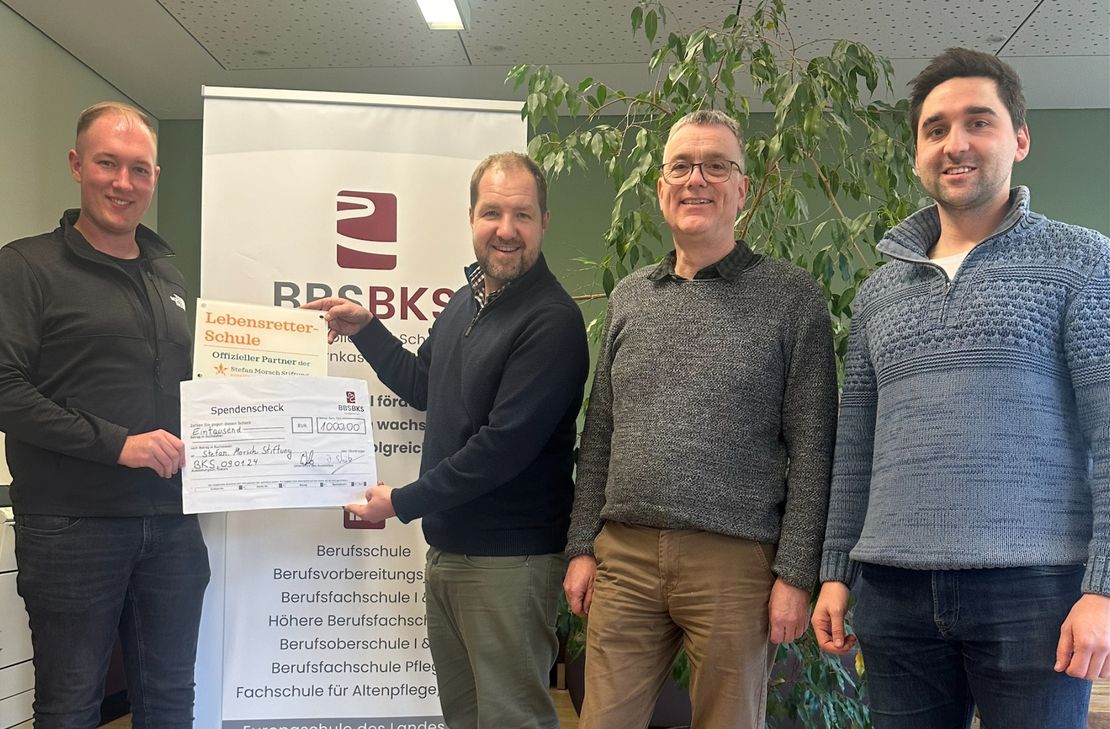 Fabian Korb von der Stefan-Morsch-Stiftung, Schulleiter Patrick Grewis, Verbindungslehrer Jörg Schütz und Christian Weber vom Förderverein.
