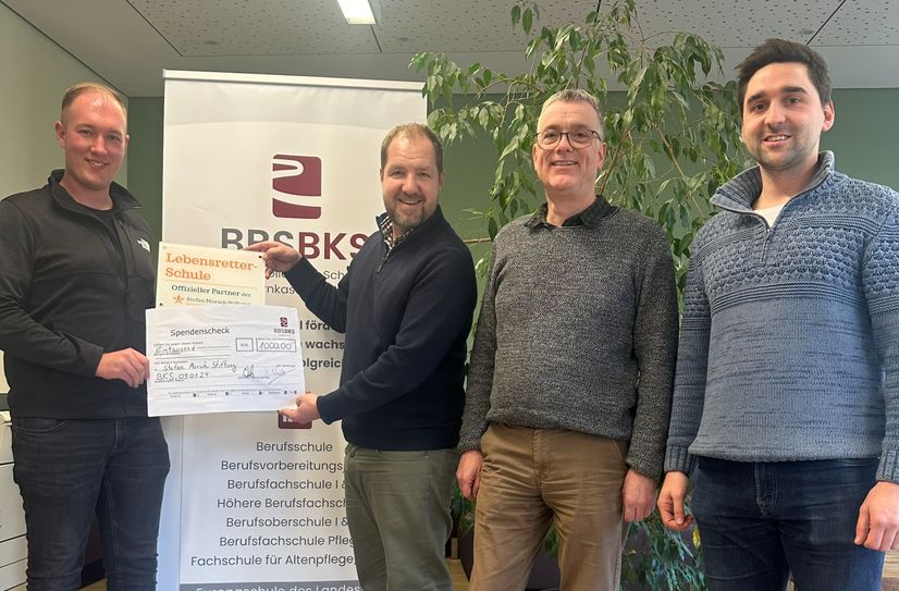 Fabian Korb von der Stefan-Morsch-Stiftung, Schulleiter Patrick Grewis, Verbindungslehrer Jörg Schütz und Christian Weber vom Förderverein.