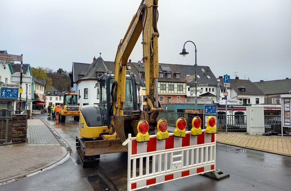 Fußgänger, die in die Innenstadt Schleiden möchten, werden über die Treppe an der B265 und den Klosterplatz geleitet, da die Brücke bis zum Abriss vollständig gesperrt ist.