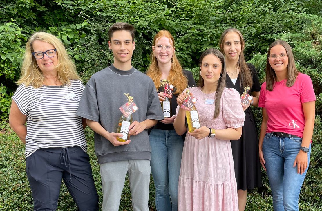Heike Ostermeier (Kfm. Bereichsdirektorin), Leon Philipps (Büromanagement), Eva Bender (Büromanagement), Deniz Ersoy (MFA), Thalita Gessinger (Malerin/Lackiererin) und Annalena Willems (Personalabteilung).