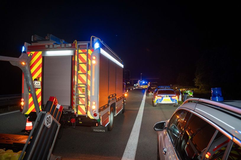 Zahlreiche Rettungskräfte waren in der Nacht bei dem Unfall auf der Autobahn unterwegs.