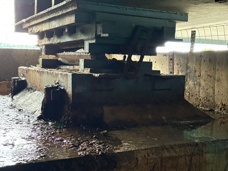 Dieses Bild zeigt das kaputte Lager im Inneren der Brücke. Es liegt unter der äußeren, südlichen Fahrspur zwischen dem großen Betonbauwerk auf der Ostseite der Brücke und dem Stahlteil der Brücke über der Mosel.