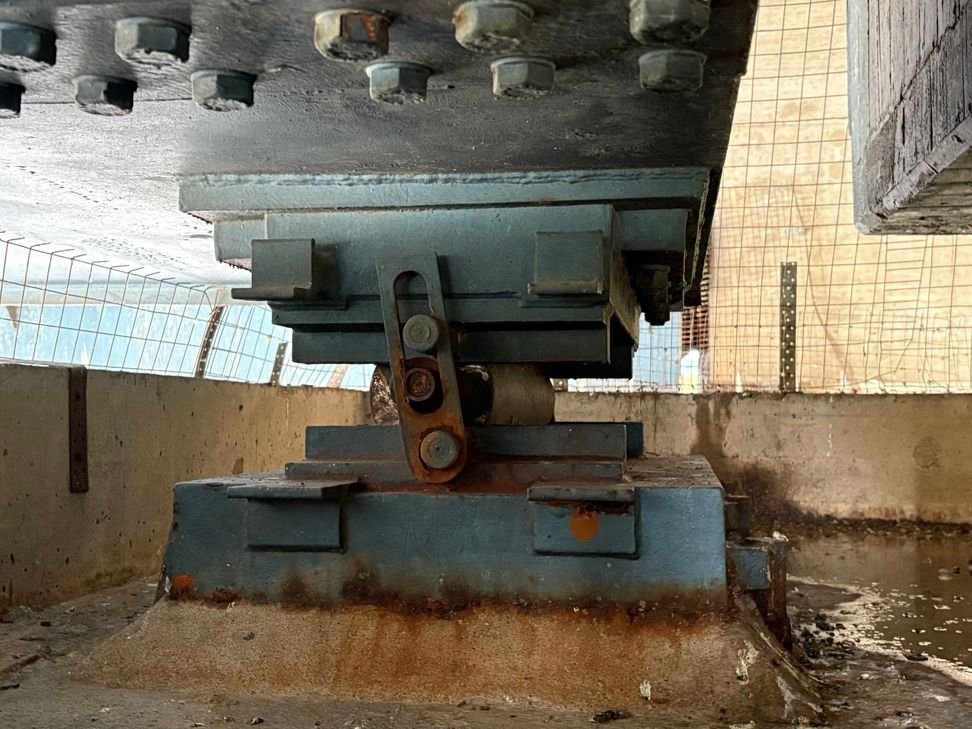 Dieses Bild zeigt eines der intakten Lager im Inneren der Brücke. Die Rolle ist ein Verschleißteil, das unter ständiger Bewegung und ständigem Druck steht.