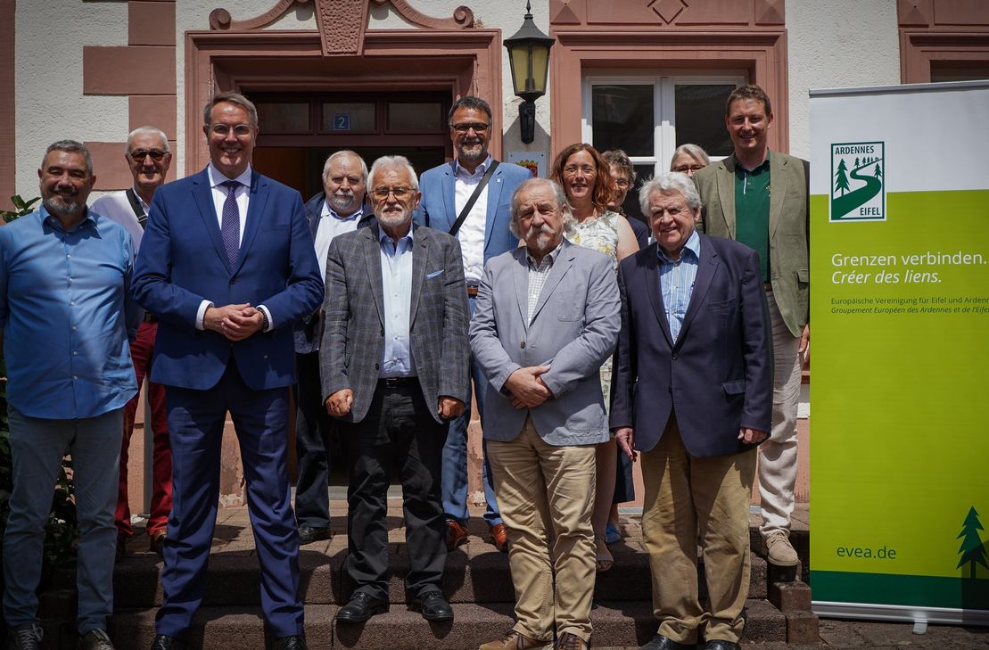 MP Alexander Schweitzer (2. v. links) mit den EVEA-Vertretern und Gästen (vorne, v.l.n.r) Bruno Echterbille (Belgien), Franz Bittner (EVEA-Vorsitzender), Paul Kremer (Luxemburg), Noël Orsat (Frankreich)  -  (Foto: EVEA)