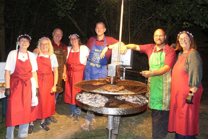 Die Grillmeister und Helfer sorgten für leckere Speisen am Grill.