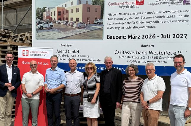 Richtfest am neuen Caritas-Gebäude in Bitburg: Vertreter des Caritasverbandes, der beteiligten Gewerke sowie Gäste aus Politik und Verwaltung feierten den Baufortschritt am Eisweiher.