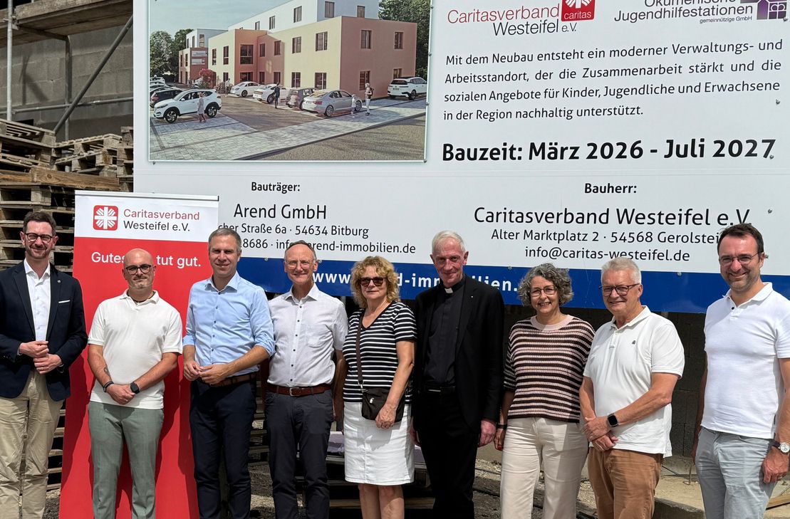 Richtfest am neuen Caritas-Gebäude in Bitburg: Vertreter des Caritasverbandes, der beteiligten Gewerke sowie Gäste aus Politik und Verwaltung feierten den Baufortschritt am Eisweiher.