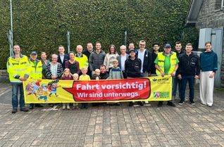 Vertreter von Verkehrswacht, Polizei, Verkehrsüberwachung, Sponsoren und Schulen übergaben das Starterpaket an die - wenn auch nur wenigen - neuen Erstklässler, die zum offiziellen Start der Schulanfänger-Aktion der Verkehrswacht Monschau auf das Konzener Schulgelände gekommen waren.