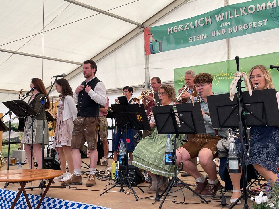 Im Festzelt erwartet die Gäste ein abwechsungsreiches musikalisches Programm.
