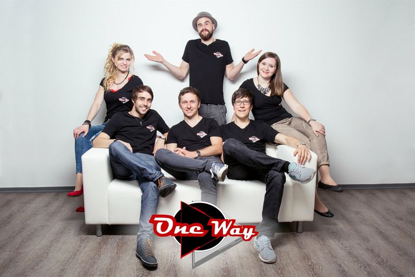 Die Coverband »OneWay« feiert am 12. August 15-jähriges Bestehen mit einem Jubiläumskonzert. Seit neun Jahren schon gibt es die aktuelle Besetzung aus (v.l.) Nadine Palm-Scheeren, Marc Förster, Andy Jansen, Riccardo Lambertz, Tommy Henn und Julia Maaßen-Förster.