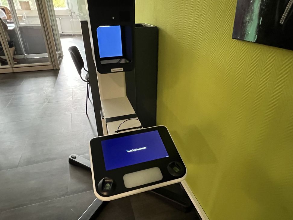 Mit dem einfach zu bedienenden ID-Terminal können digitale Fotos direkt im Bürgerservice gemacht werden.