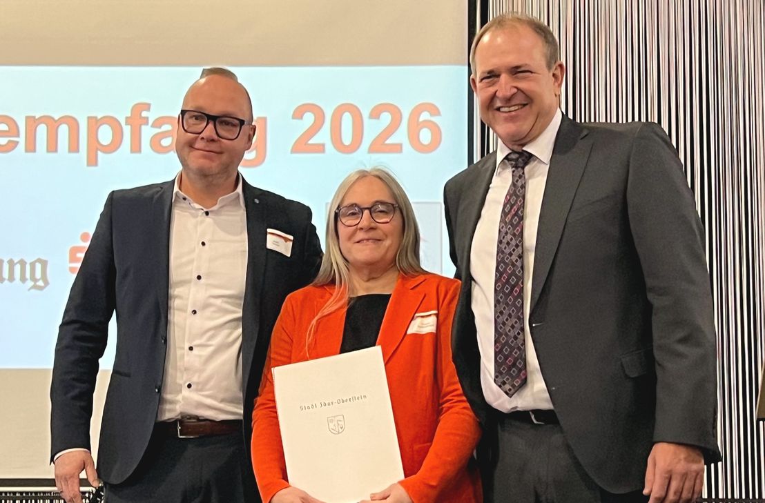 Beim Neujahrsempfang überreichte Oberbürgermeister Frank Frühauf den Kulturpreis 2025 an die Vorsitzende des Musikvereins Tiefenstein, Theresia Rommelfanger, und an dessen Dirigenten Martin Wendel (v. r.).