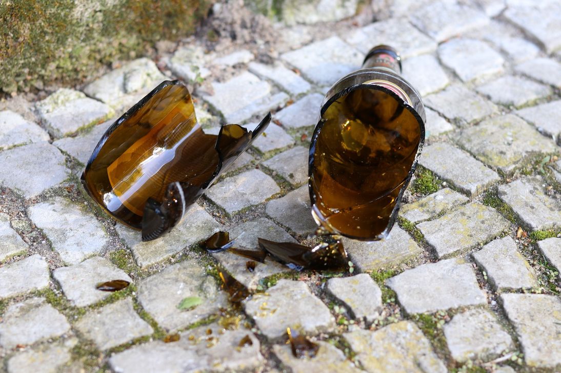 Vom Opfer mehrfach provoziert soll ein junger Mann mit einer Bierflasche zugeschlagen und es gewürgt haben. Zu diesem Schluss kommt das Amtsgericht Monschau. Dafür wurde er zu einer Bewährungsstrafe über neun Monate verurteilt. Einem Entlastungszeugen schenkte das Gericht keinen Glauben, die Verteidigung hingegen will in Berufung gehen.Symbolfoto: Pixabay