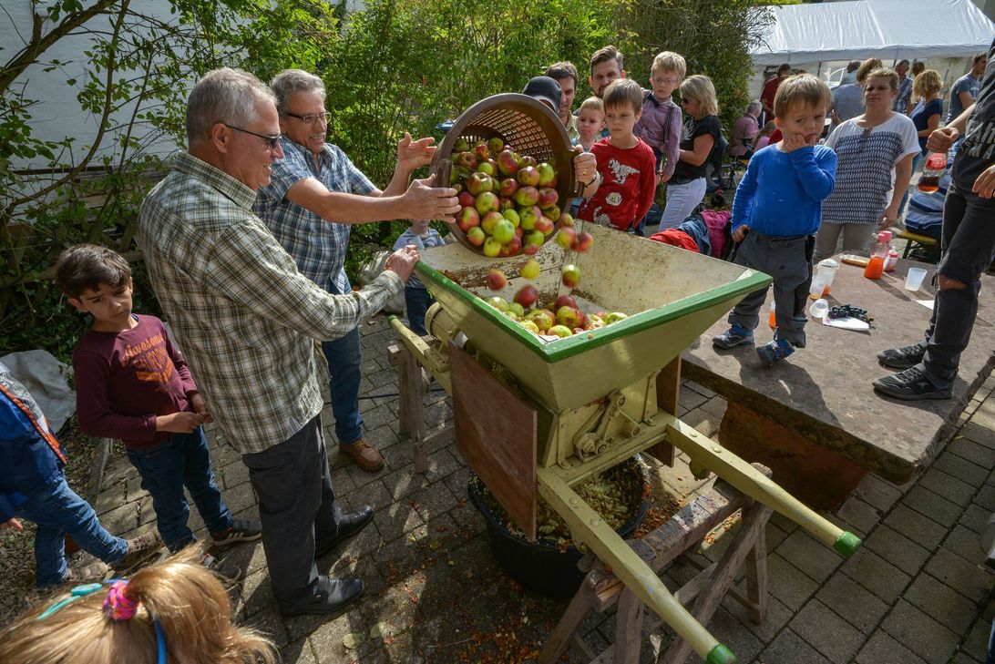 Impressionen von einem gelungenen Kelterfest in Butzweiler. Fotos: Udo Unger und Jürgen Bischof, Butzweiler