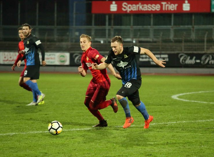 Dominik Kinscher (rechts) im Zweikampf mit Michael Stahl (links)
