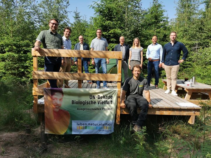 Dominik Hosters (links) stellt mit den Projektpartnern die vier neuen Eifel-Trekking-Plattformen vor. Foto: Breuer