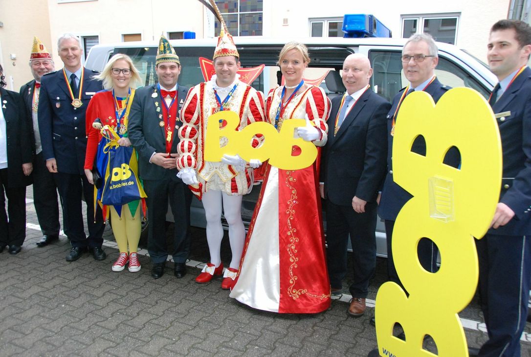 Das Foto zeigt die Tollitäten mit ihrem Hofstaat und Polizeihauptkommissar Marc Powierski, Polizeivizepräsident Franz-Dieter Ankner, Polizeipräsident Rudolf Berg und Polizeidirektor Dietmar Braun (von rechts). Foto: Polizei