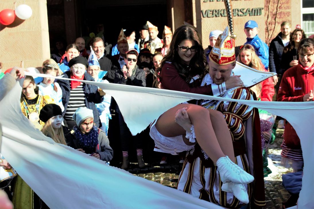 Prinz Jens I. heiratete spontan an Altweiber seine Frau, der er anlässlich Inthronisation am 11.11. einen Heiratsantrag gemacht hatte.