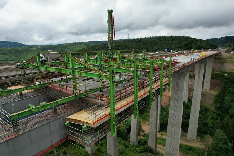 Die Arbeiten an der ersten von zwei Brückenbauwerken über dem Tiefenbachtal und dem Pfädchesgraben (Foto 2) sind fast abgeschlossen. Die Fotos und das Video von der  Tiefenbachtalbrücke wurden bei einer Baustellenbesichtigung im Sommer gemacht. (Fotos/Video: Autobahn GmbH/Kaluscha)