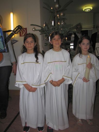 Die Engelchen waren in diesem Jahr Fabienne und Lisanne Fleck und Lea Blumenthal. Foto: Anneliese Lauscher