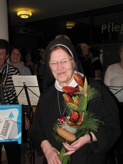 Schwester Gudrun erhielt Blumen für ihr unermüdliches Engagement. Foto: Anneliese Lauscher