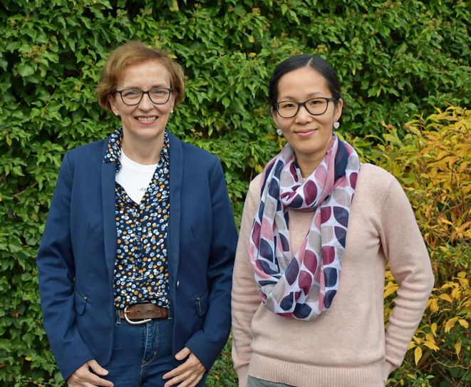 Dr. Christel Riepe (links) und Dr. Khanh Ly Wenschkewitz freuen sich, wieder im direkten Kontakt mit den Kindern und Jugendlichen zu sein und damit einen Beitrag zur Verbesserung und Gesunderhaltung der Mundgesundheit zu leisten. Foto: W. Andres / Kreisverwaltung EU