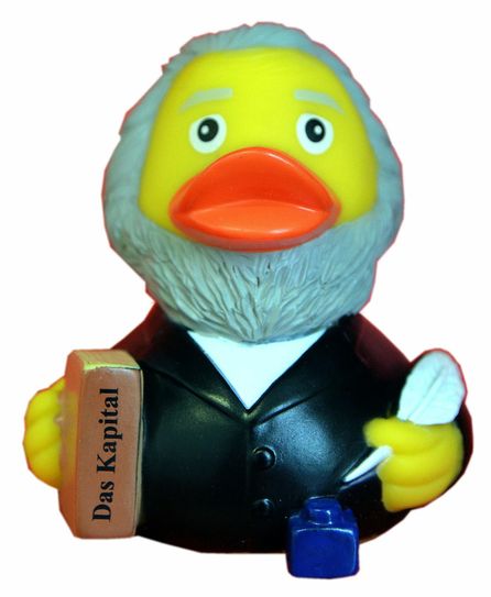 Skurrile Geschäfte mit Karl Marx: Für alle, die glauben, dass man mit Karl Marx nur "baden gehen" könne, bietet die ttm Karl Marx als Badeente in ihrem Souvenir-Shop an. Foto/Bearbeitung: Finkenberg/Neumann