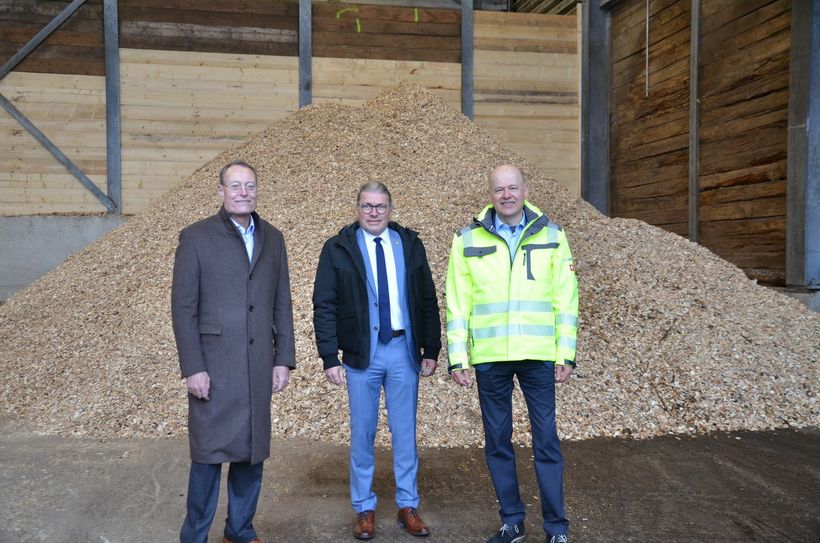 STAWAG-Vorstand Dr. Christian Becker, Simmeraths Bürgermeister Bernd Goffart und Frank Brööse, Geschäftsführer der STAWAG Energie GmbH, haben das neue Holzhackschnitzel-Heizwerk begutachtet - es versorgt unter anderem Sekundarschule, BGZ, SimmBad und Berufskolleg mit umweltfreundlicher Wärme. Fotos: T. Förster
