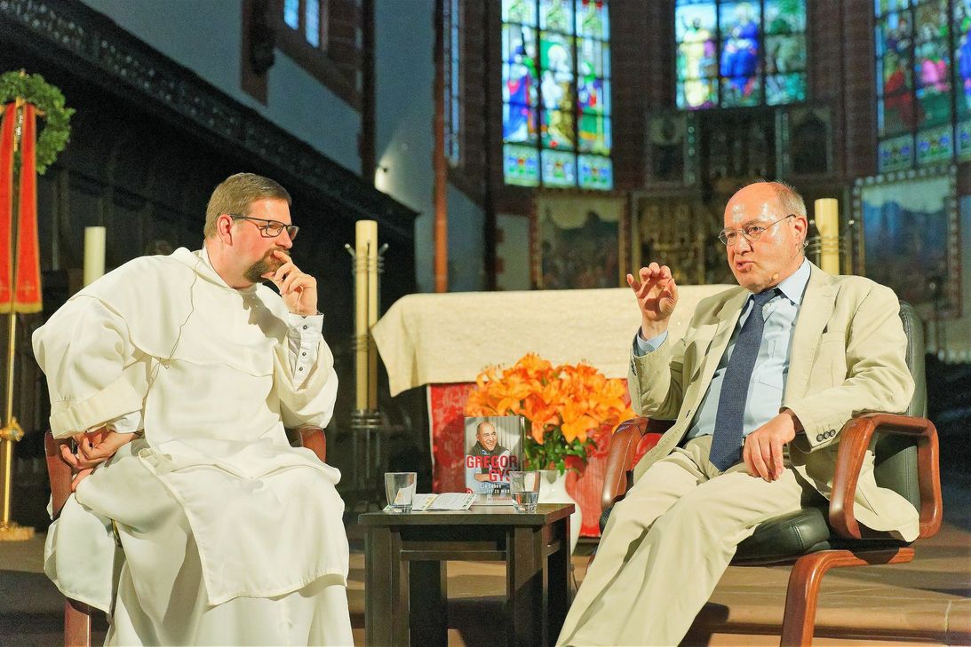 Spannend und unterhaltsam: Gregor Gysi im Gespräch mit Pater Albert. Fotos: Franz-Peter Wasser