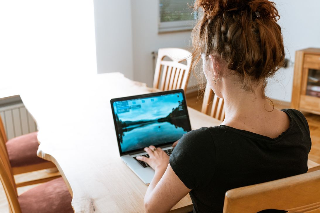 Homeoffice in Pandemiezeiten: Der heimische Arbeitsplatz erfreut sich zunehmender Beliebtheit, ist aber oft weniger gut ausgestattet – was sich auf die Augen auswirkt.