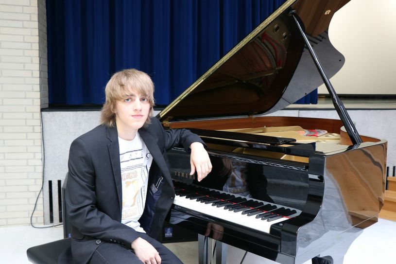 Jungpianist Enrico Noel Czmorek als Brückenbauer zwischen Klassik und Moderne bei einem Konzert am Staatlichen Eifelgymnasium Neuerburg. Foto: Schule