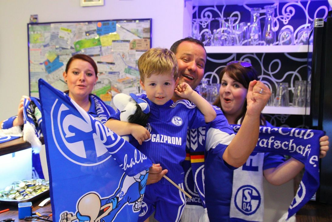 Die Schalke-Fans »Die Treuen« fiebern jede Woche mit, wenn die Königsblauen auf dem Platz stehen. Foto: Nolden
