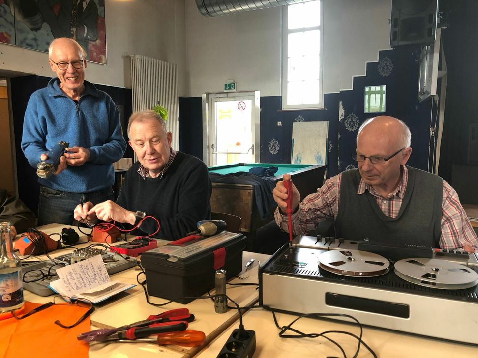 Wenn das Tonbandgerät oder andere Lieblingsstücke den Geist aufgegeben haben, muss man sie nicht wegwerfen. Repair Cafés helfen kostenlos, Dinge wieder in Schuss zu bringen. Foto: S. Schönhofen