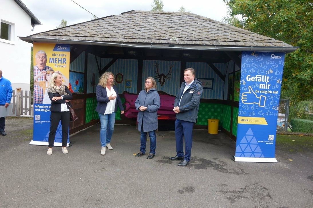 V.l.: Silke Meyer (RNN), Landrätin Bettina Dickes, Natalie Kleyer (Ortsbürgermeisterin von Otzweiler), Uwe Hiltmann (KRN) am Buswartehäuschen