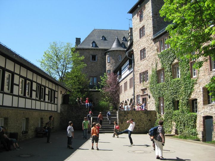 Burg Blankenheim: 900 Jahre Herren von Blankenheim. Die Burg auf einem Felsen oberhalb von Blankenheim wurde 1273 erstmals genannt, die Herren von Blankenheim sind aber bereits 1115 – also vor 900 Jahren – belegt. Diesem einst reichsten und mächtigsten Grafengeschlecht der Eifel verdankt die im Kern romanische Burg ihre Entstehung. In gotischer Zeit wurde sie weiter ausgebaut. Das neuzeitliche Schloss besaß eine barocke Gartenanlage mit Tiergarten. Im 19. Jahrhundert Ruine, wurde die Anlage in den 1920er Jahren wieder aufgebaut und dient heute als Jugendherberge.  Am 4. Oktober laden Archäologinnen des LVR sowie Wolfgang Doppelfeld vom Förderverein zu Burg- und Geländeführungen ein. Kinder können mit Armin Pietralla Ritter- und Drachenfiguren herstellen. Die Jugendherberge serviert Brot mit Schmalz, Suppe sowie Kaffee und Kuchen.