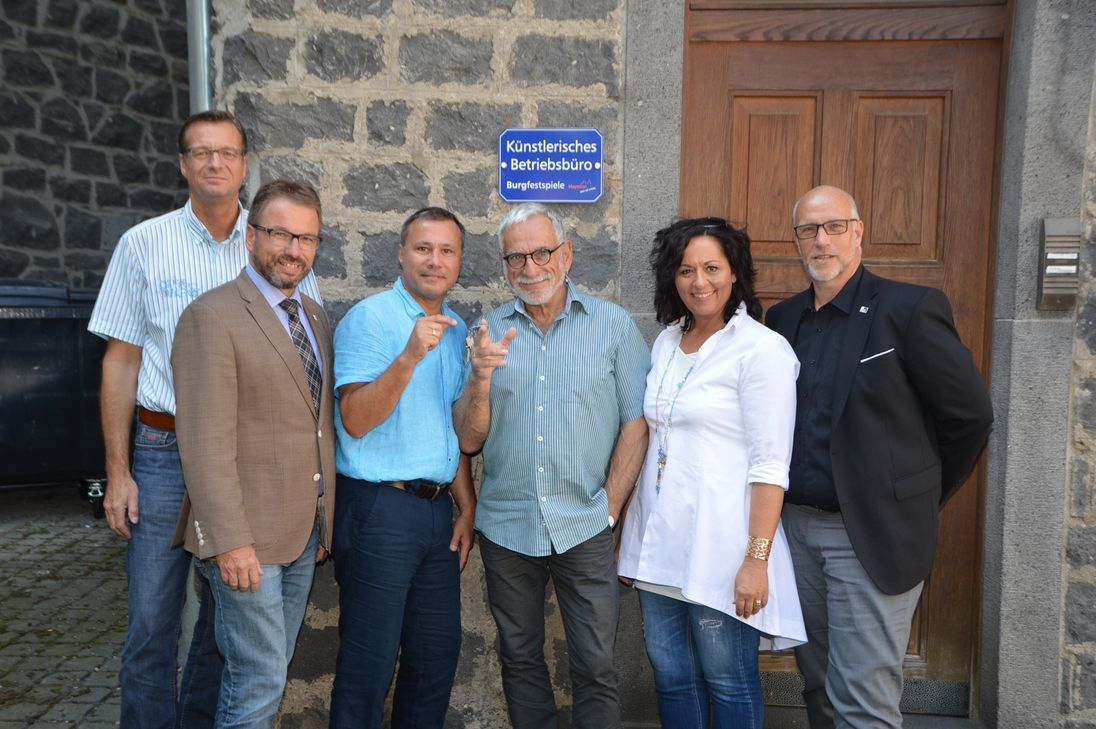 Schlüsselübergabe (von links): Verwaltungsleiter Burgfestspiele Ralf Fuß, Oberbürgermeister Wolfgang Treis, der neue Intendant Daniel Ris und sein Vorgänger Peter Nüesch,