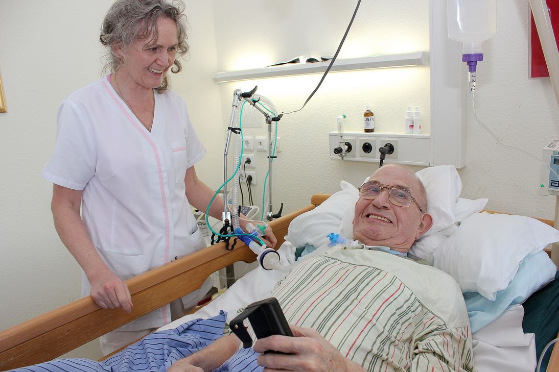 Mit einem öffentlichen Aufruf wird nach Ärzten und Pflegekräften gesucht, die zurzeit nicht im Gesundheitssektor tätig sind. Sie sollen eine Personalreserve bilden, wenn noch mehr Corona-Patienten behandelt werden müssen. Das Foto entstand in der Langzeitpflege der Communio in Christo in Mechernich und hat für die jetzige Thematik lediglich symbolischen Charakter. Archivfoto: pp/Agentur ProfiPress