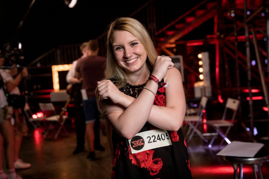 Elissa aus Birkenfeld möchte die Jury mit ihrer Interpretation von "Clown" überzeugen. Foto: Sky/UFA