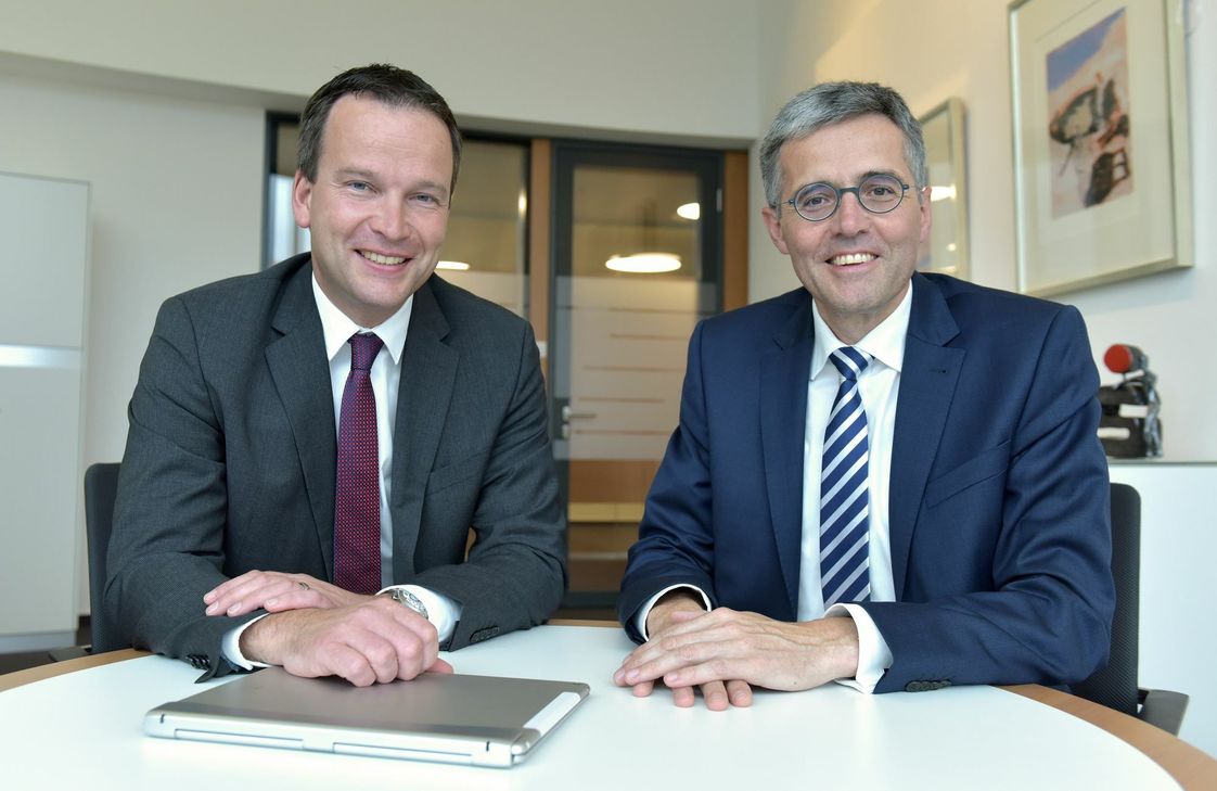 KSK-Vorstand, Christoph Weitzel und Karl-Josef Esch, bieten auch praktische Angebote für Betriebe. Foto: KSK