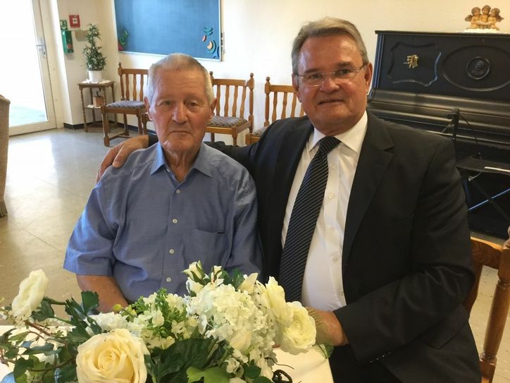 Sie stehen seit vier Jahrzehnten für eine beeindruckende Kontinuität im Kreis Euskirchen: Alt-Landrat Josef Linden und der amtierende Landrat Günter Rosenke. Foto: privat